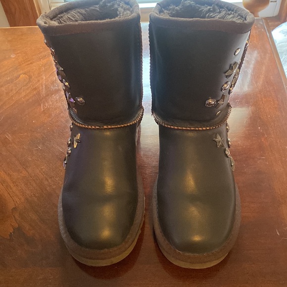 - 🦊Ugg NWOT Big Kids leather studded boots. EUC. All studs in place. 👏 - Picture 11 of 16